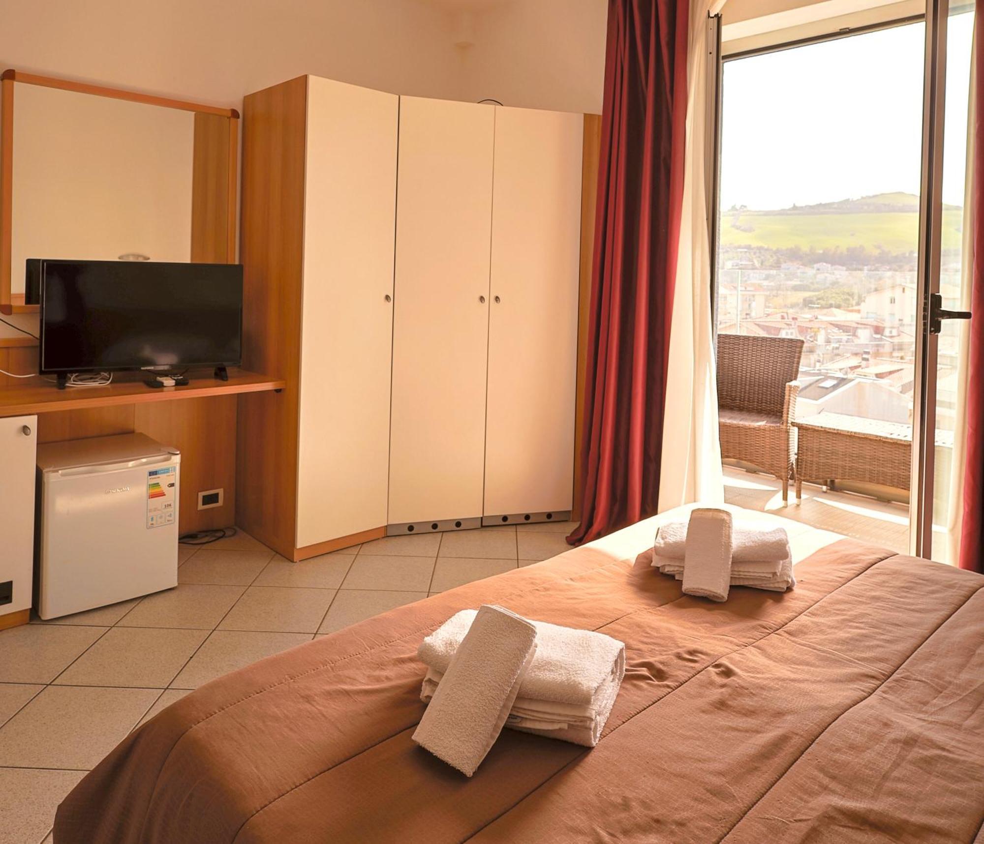 Hotel Felicioni Пинето Экстерьер фото